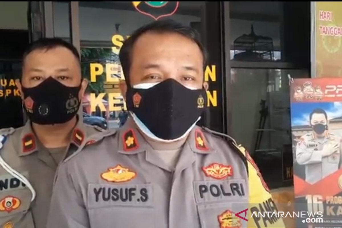 Aksinya ketahuan, pejambret ponsel ceburkan diri ke Kali Ciliwung