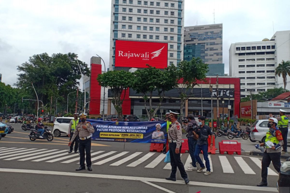 Polisi sosialisasi uji emisi kepada pengendara saat Operasi Zebra