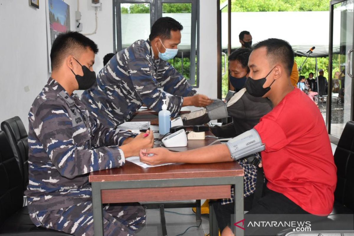 Navy in Kotabaru gives vaccine shot to maritime residents