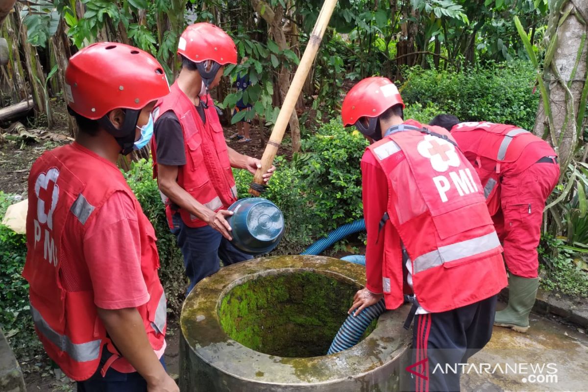 Tim Wash PMI Jember normalisasi sumur warga terdampak banjir