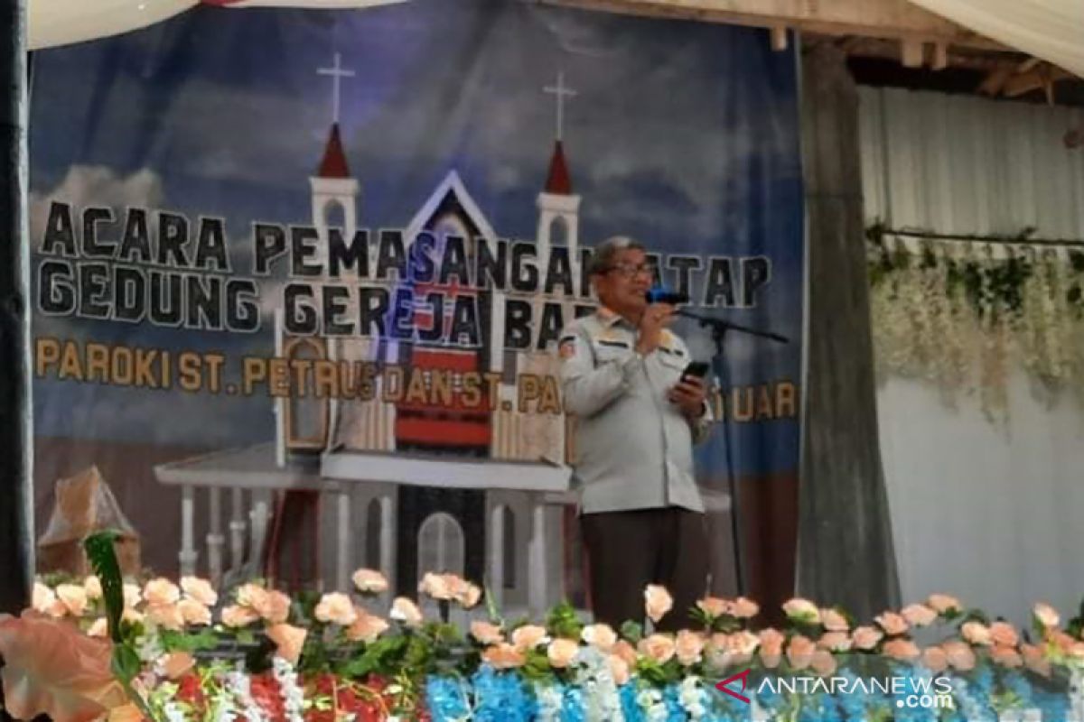 Ke Ohoi Watuar Kei Besar, Bupati Thaher Tutup Atap Gereja