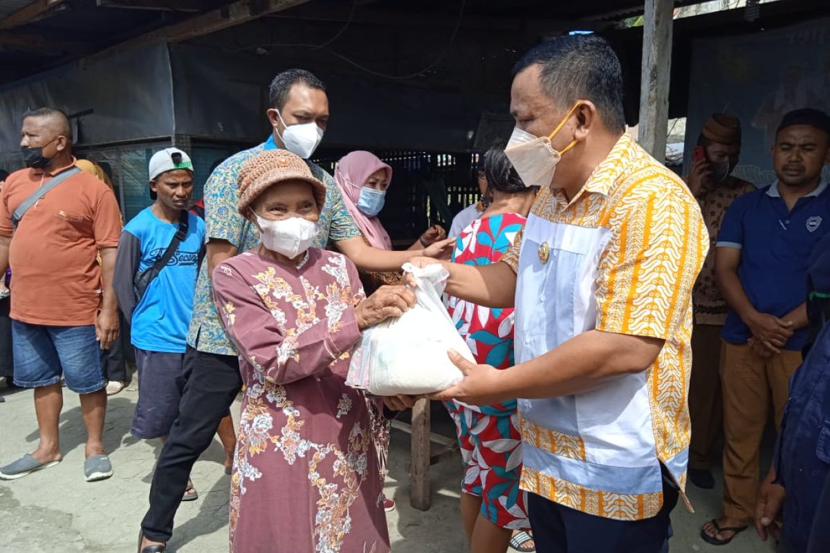 Wabup Gorontalo serahkan 200 paket bantuan korban banjir Tilango