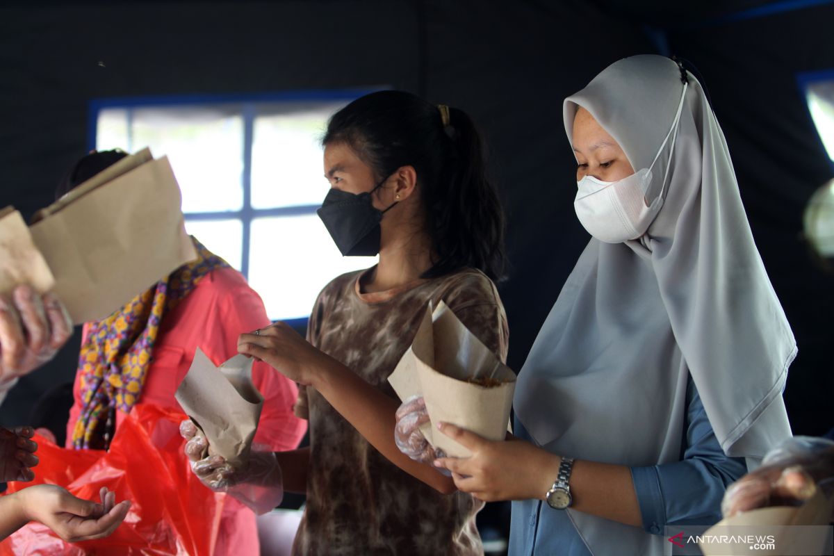 Korban banjir di Sintang membuat dapur umum swadaya