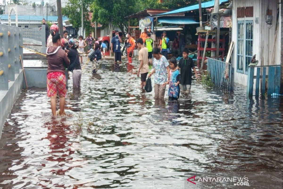 Legislator minta masyarakat terdampak banjir tetap taati prokes