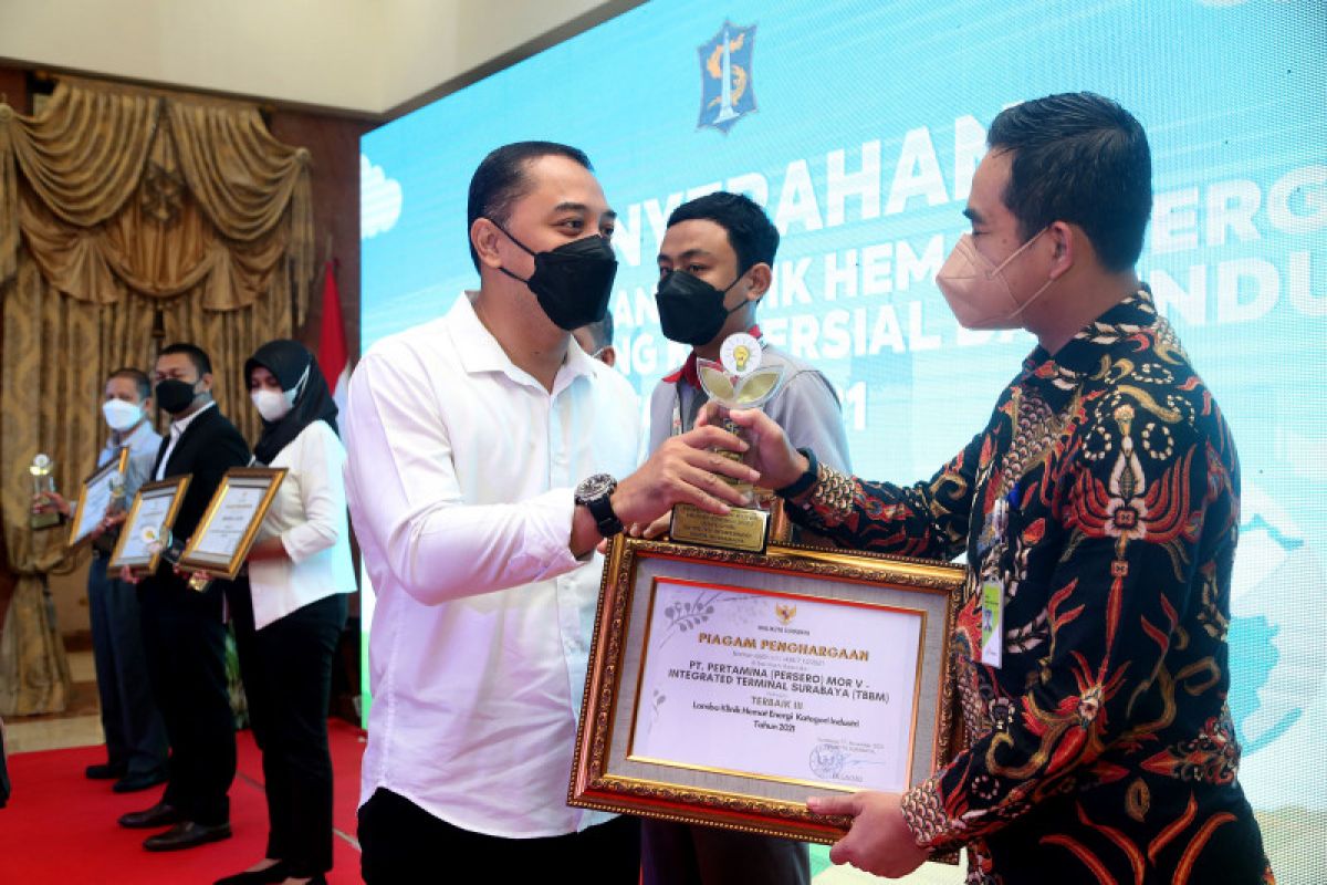 Pemkot Surabaya beri penghargaan 20 perusahaan swasta hemat energi