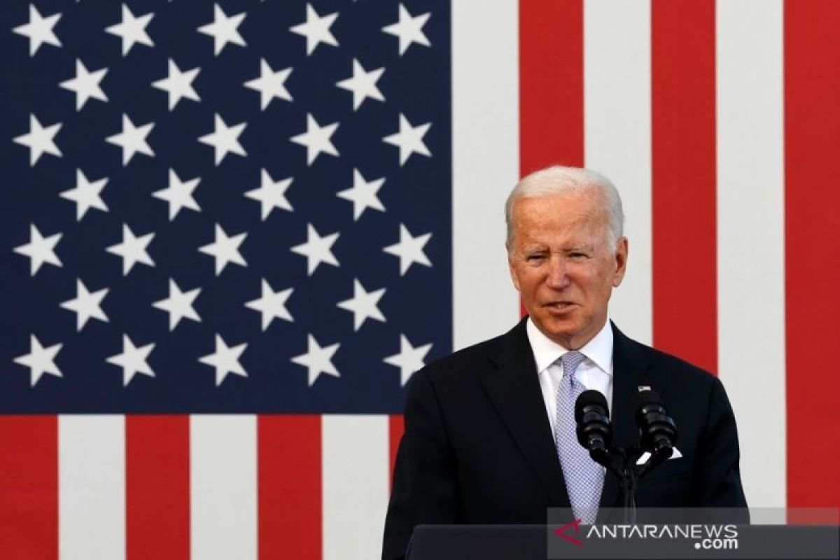 Joe Biden teken RUU infrastruktur senilai Rp14,1 kuadriliun jadi UU