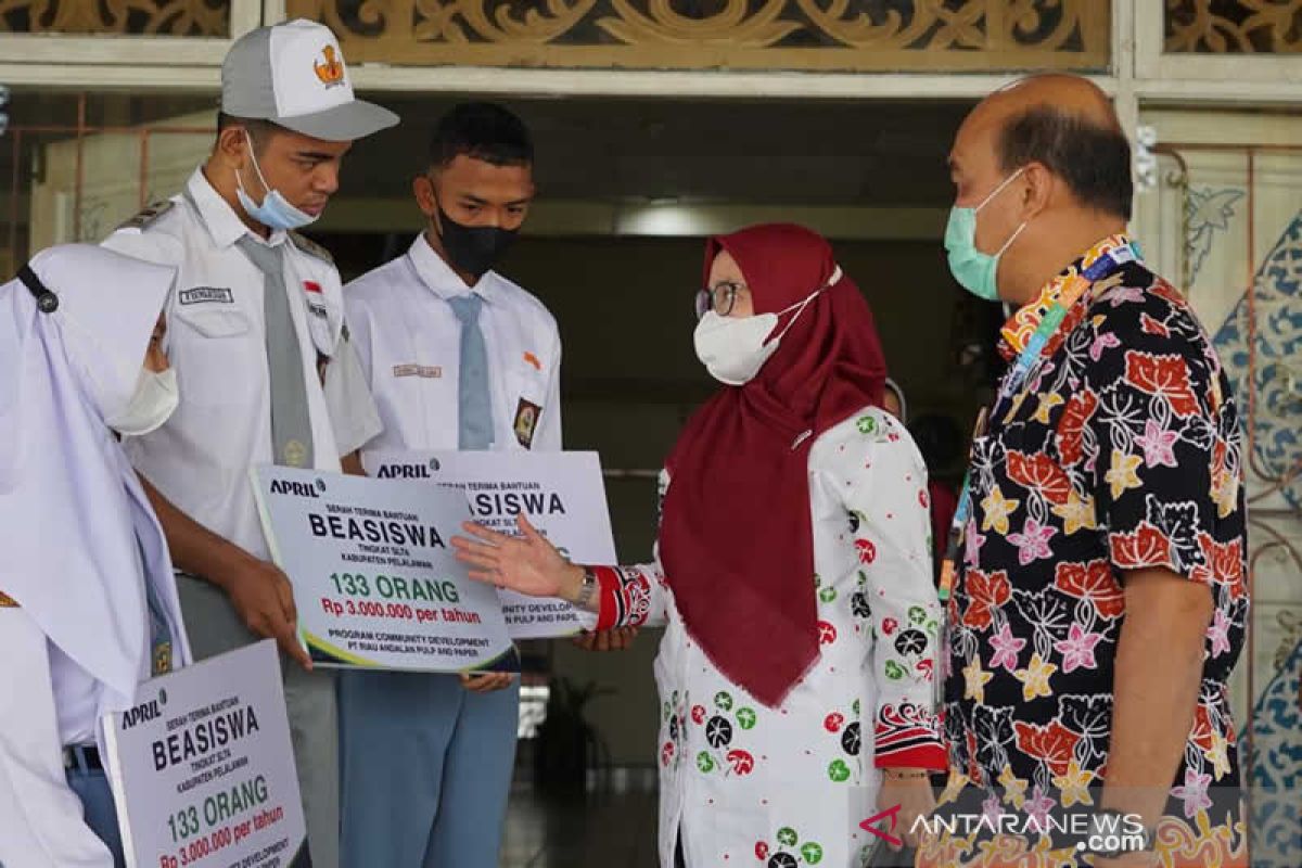 Beasiswa pendidikan tingkatkan SDM di Pelalawan