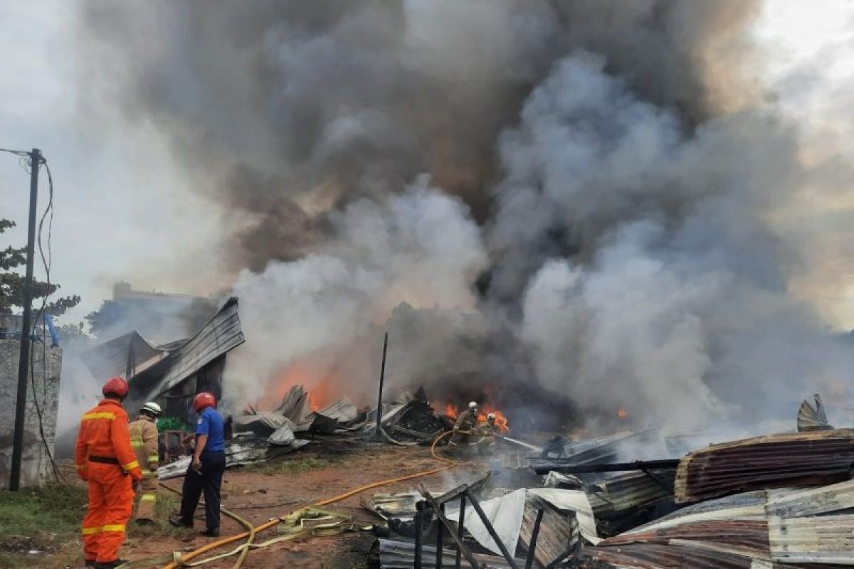 Pabrik penggilingan kapas di Pasar Rebo, Jakarta Timur terbakar