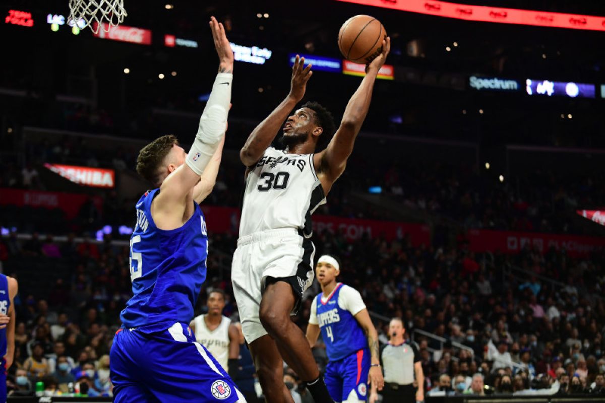 Clippers hempaskan Spurs 106-92