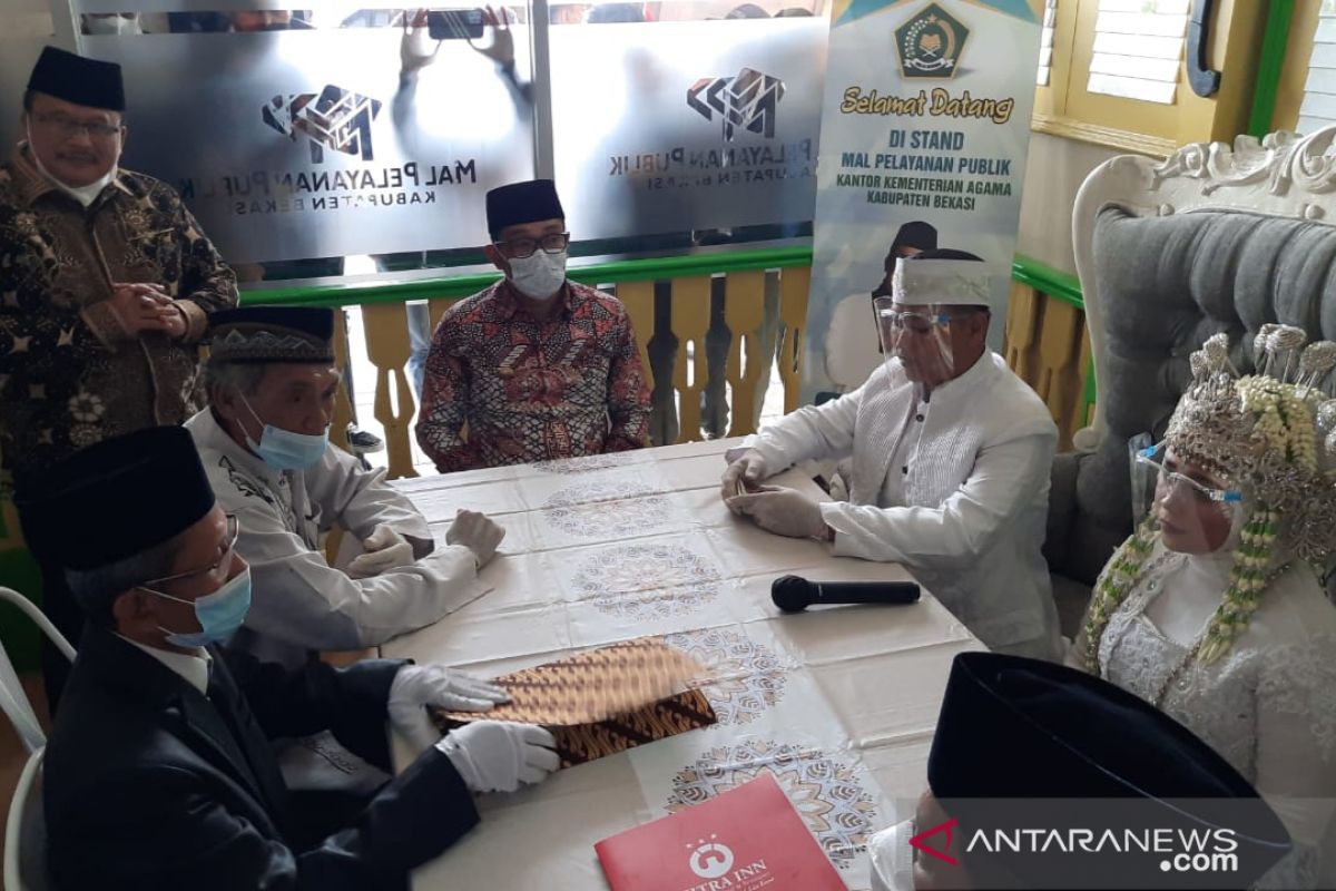 Kang Emil jadi saksi nikah pasangan dua sejoli beruntung di Bekasi