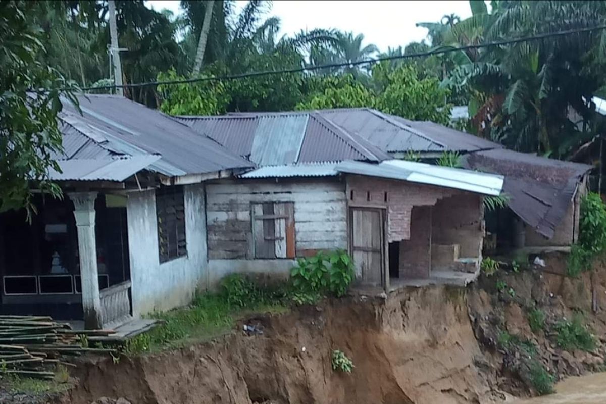 Dua rumah terancam roboh dipinggir sungai Sirapit segera dibronjong