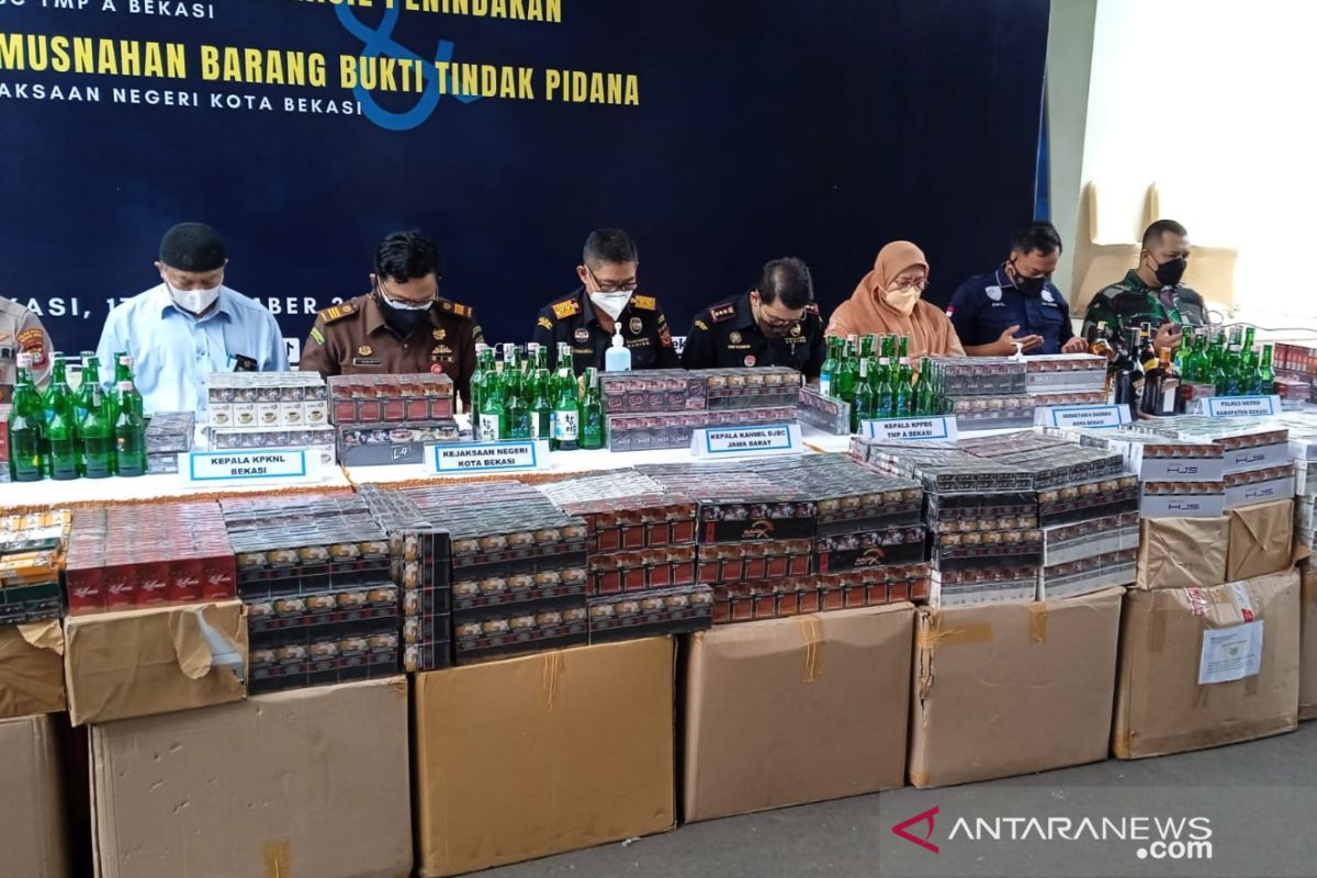 Bea Cukai Bekasi musnahkan 6 juta rokok ilegal dan 21 liter minuman alkohol