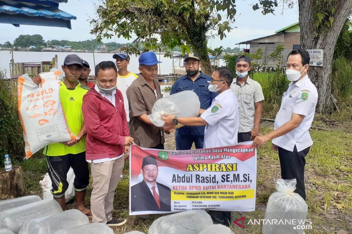 Ketua DPRD Kukar salurkan bantuan bibit ikan kepada Pokdakan