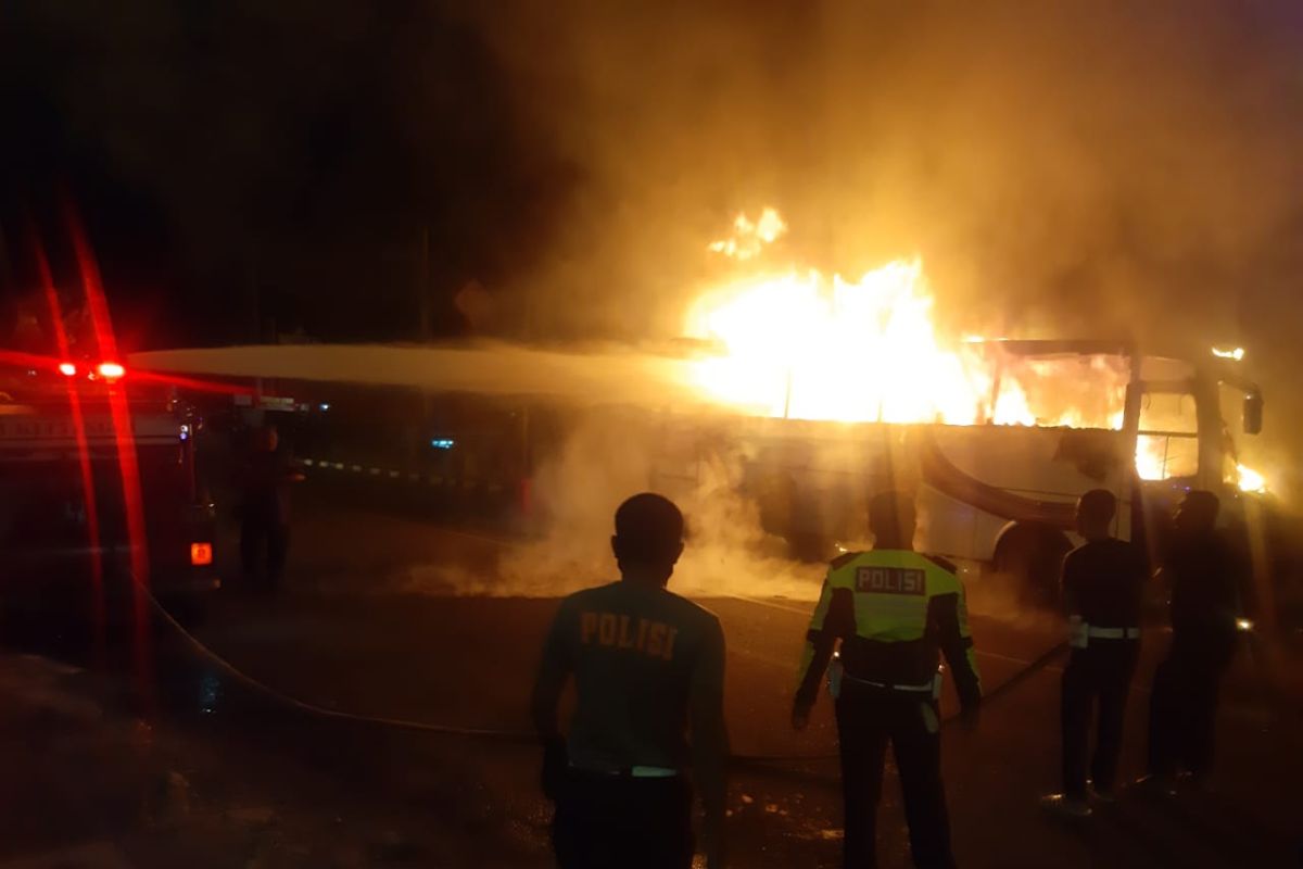 Bus barang bukti kecelakaan di Bukittinggi terbakar