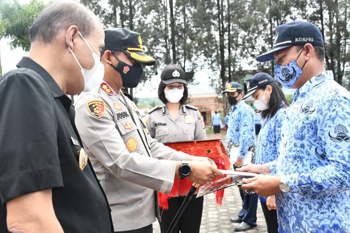 Kapolres  Samosir beri penghargaan kepada lima tenaga kesehatan