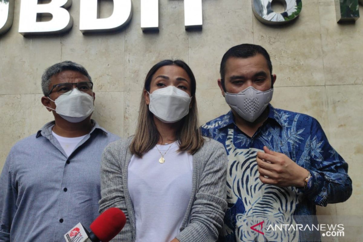 Artis Nirina Zubir rugi Rp17 miliar akibat ulah mafia tanah