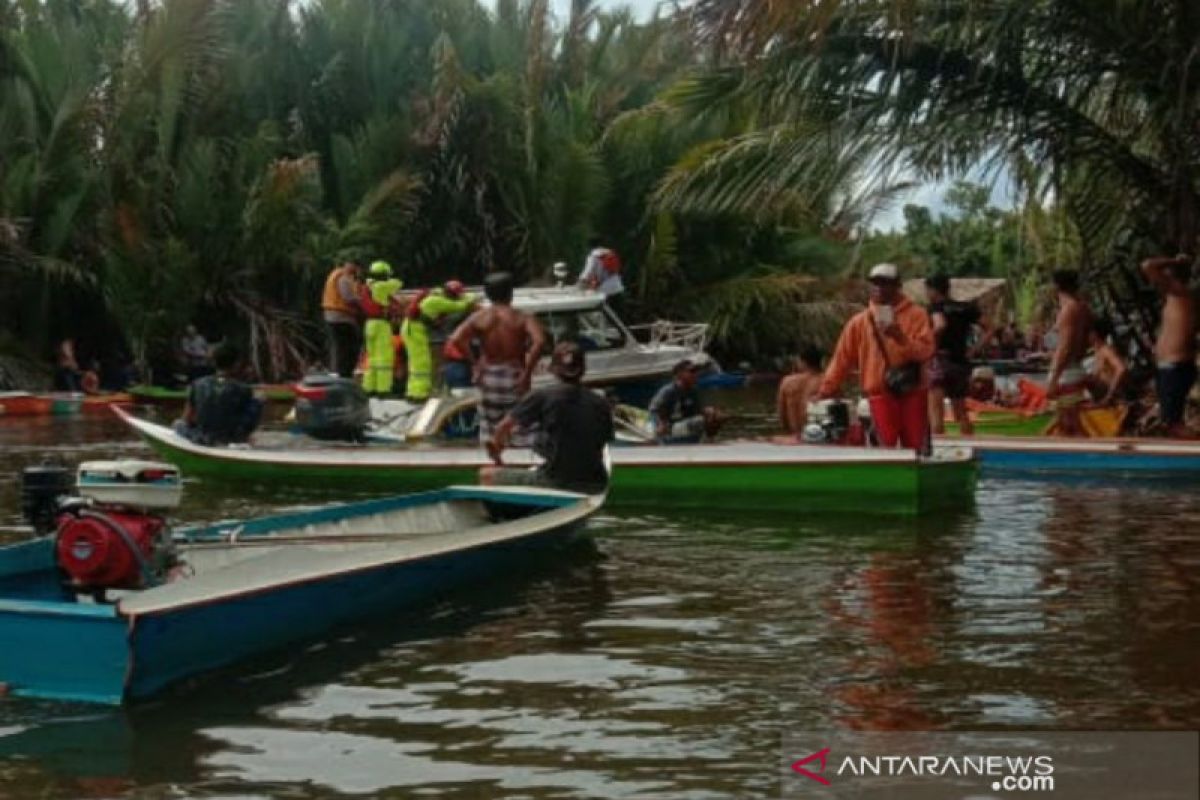 Basarnas Kendari evakuasi korban kecelakaan kapal di Sungai Malili Luwu Timur