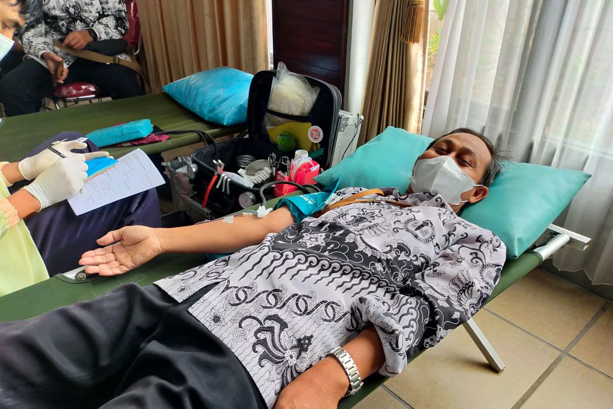 PGRI Sidoarjo gelar donor darah peringati HUT ke-76