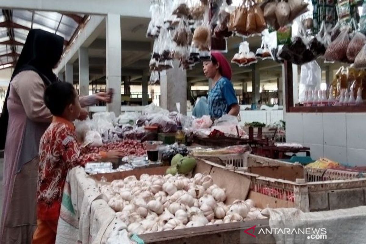 Harga cabai di pasar tradisional Penajam naik cukup tinggi