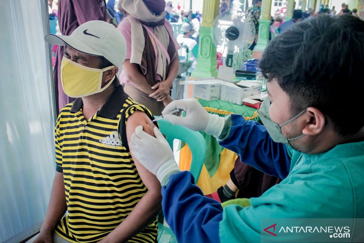 Vaksinasi dosis pertama di Jember capai 50 persen lebih