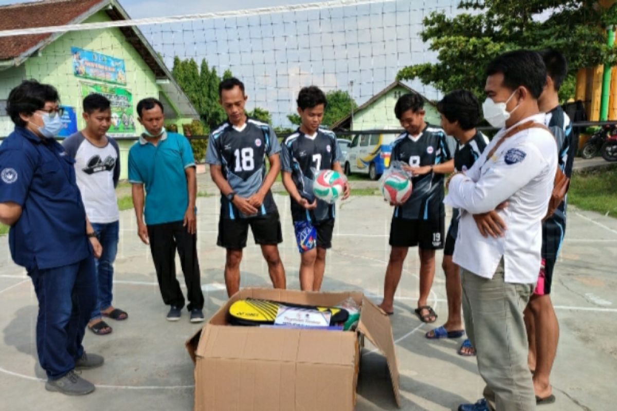 Lestari Moerdijat salurkan alat olah raga kepada klub di Demak dan Kudus