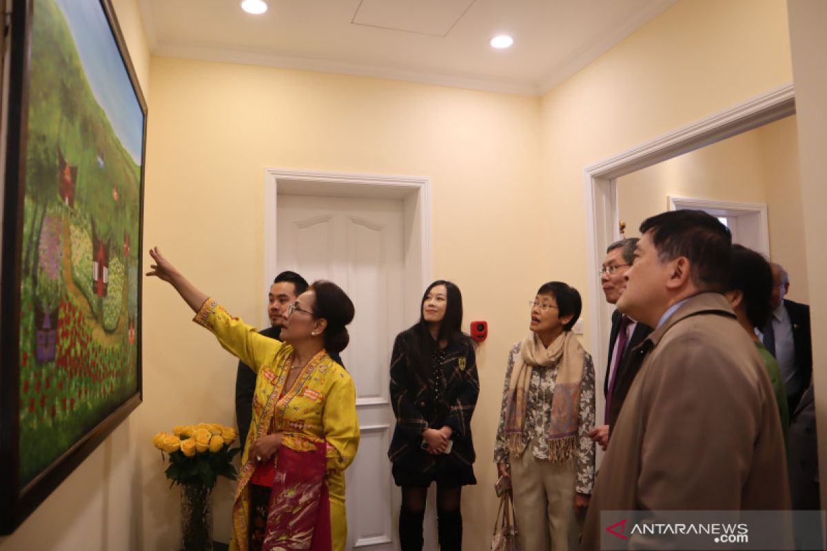 Peringati Hari Angklung, Elsiwi Oratmangun pameran lukisan di Beijing