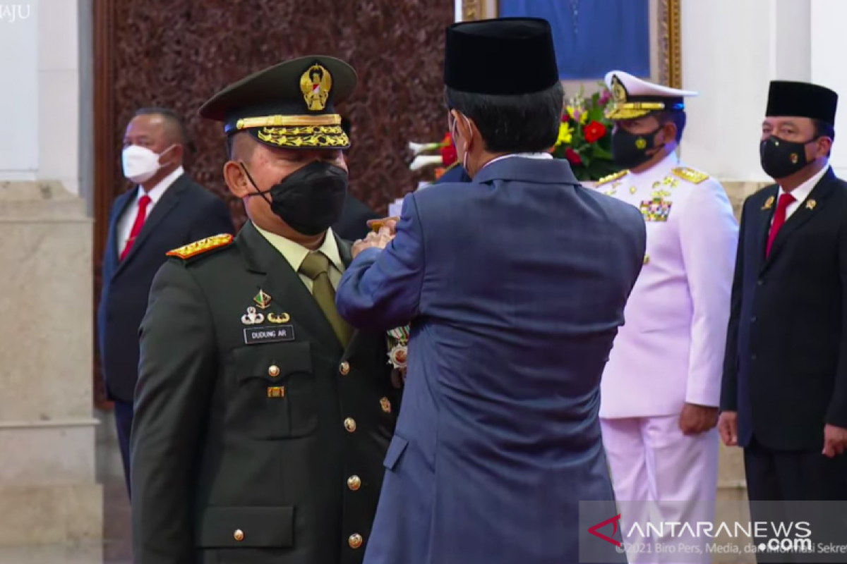 Presiden  lantik Dudung Abdurachman sebagai Kasad