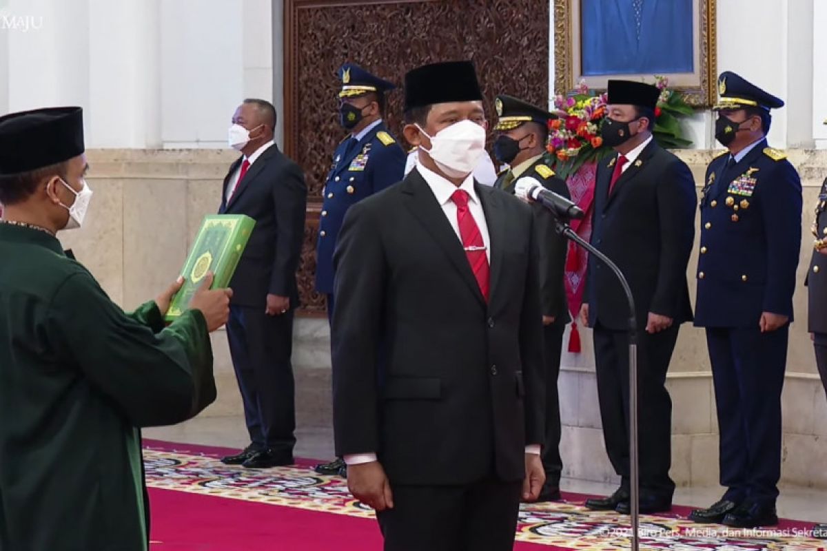 Presiden Jokowi melantik Mayjen TNI Suharyanto sebagai Kepala BNPB