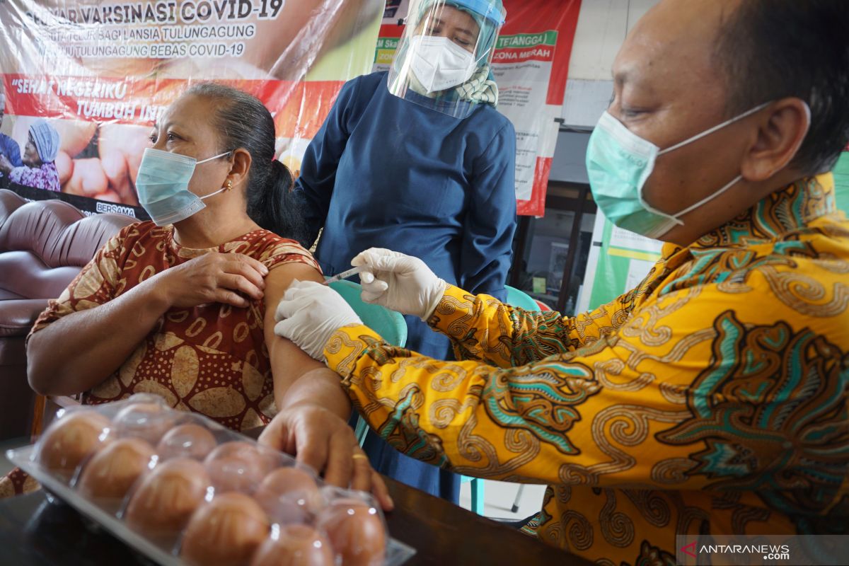 Percepatan vaksinasi lansia di Tulungagung melibatkan tiga pilar