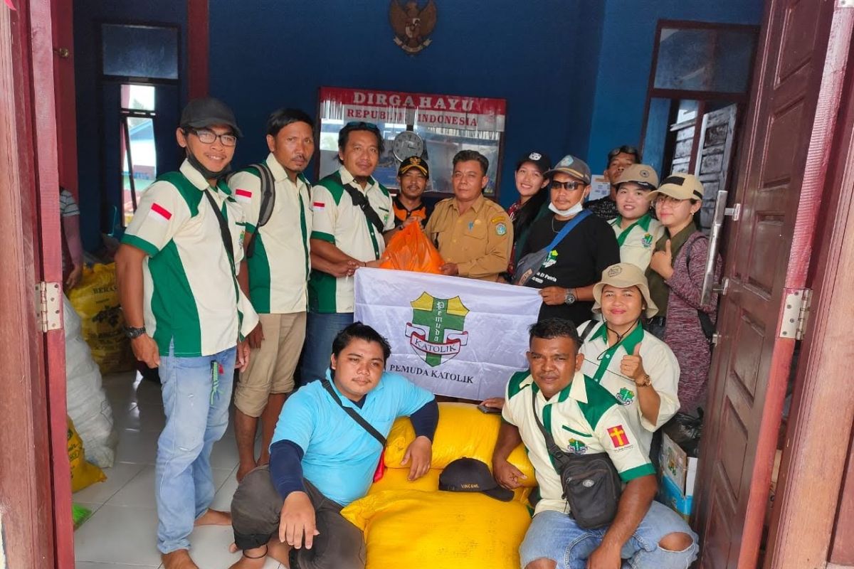 Pemuda Katolik Belitang distribusi bantuan ke 2 desa di Belitang