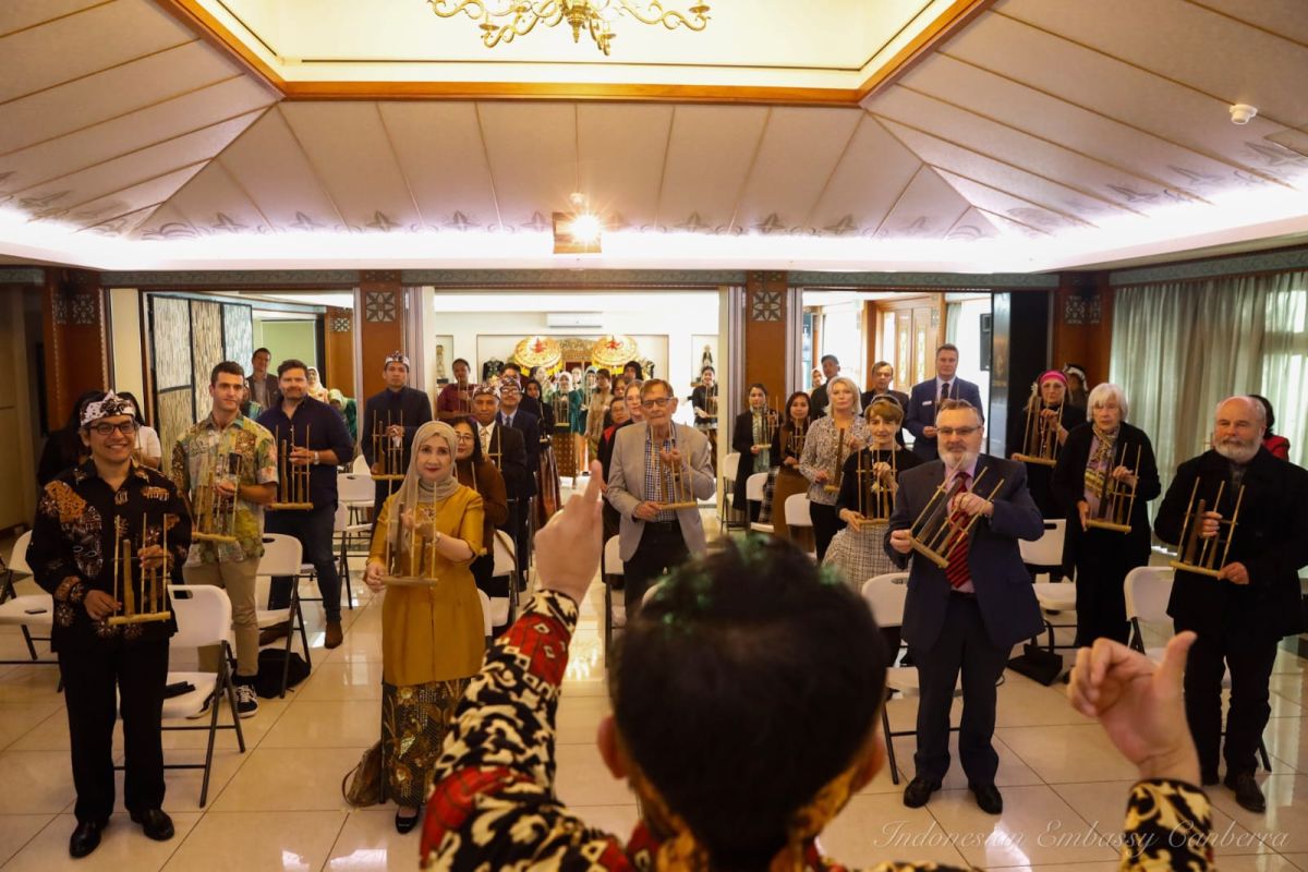 Rayakan Hari Angklung, KBRI ajak guru di Canberra kenali budaya Sunda