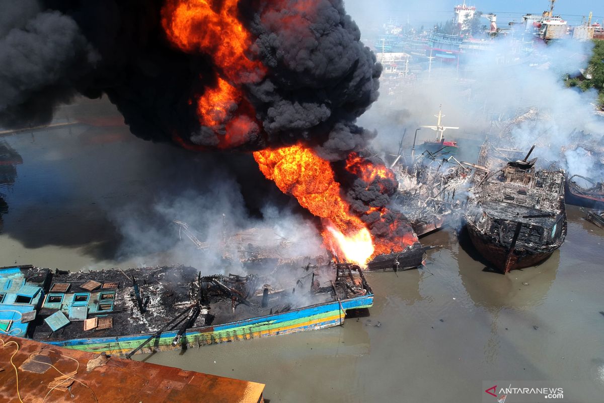 Ganjar instruksikan DKP bantu nelayan korban kebakaran kapal di Tegal