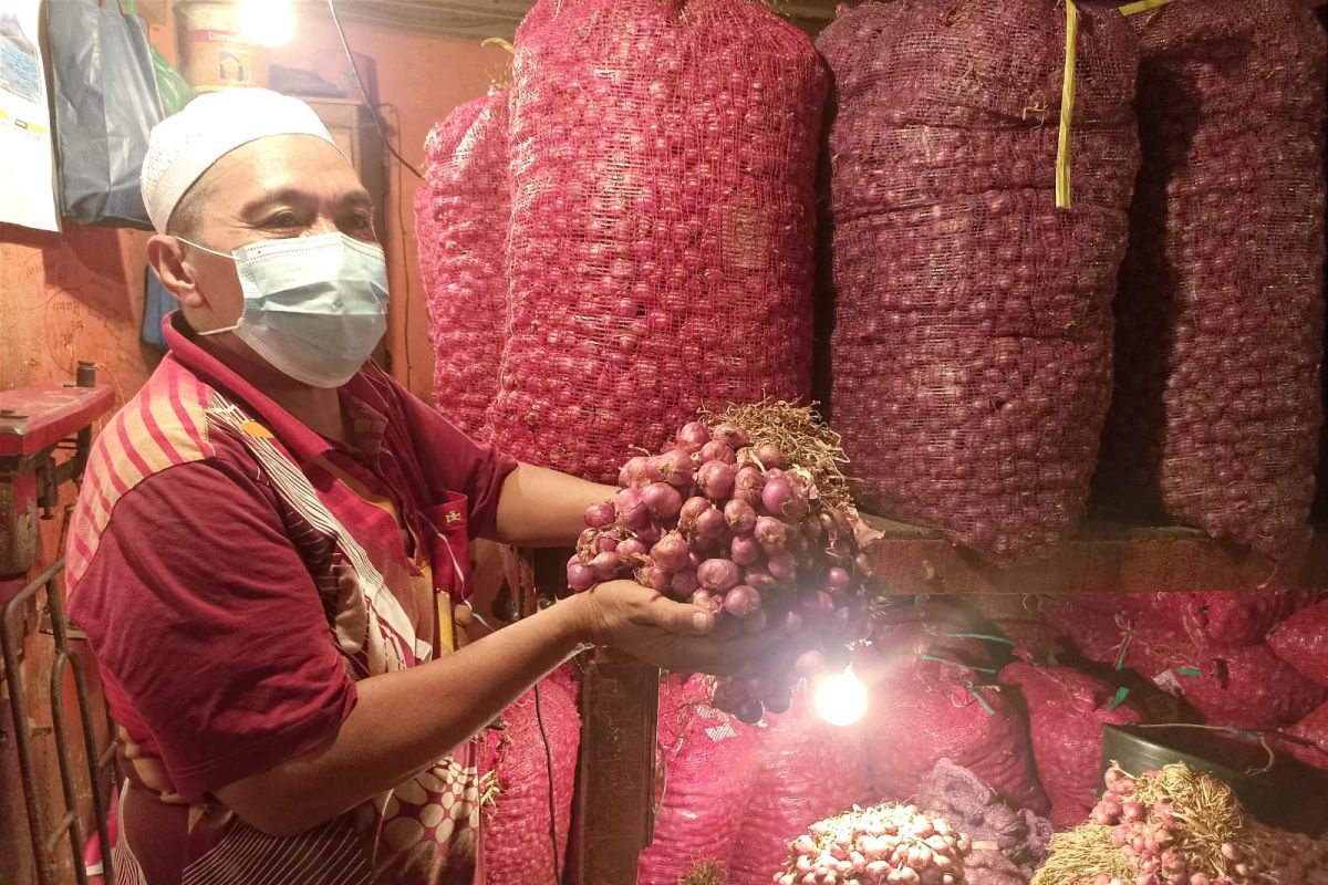 Harga bawang merah di pasar Harum Manis Banjarmasin hanya Rp5 ribu/kg