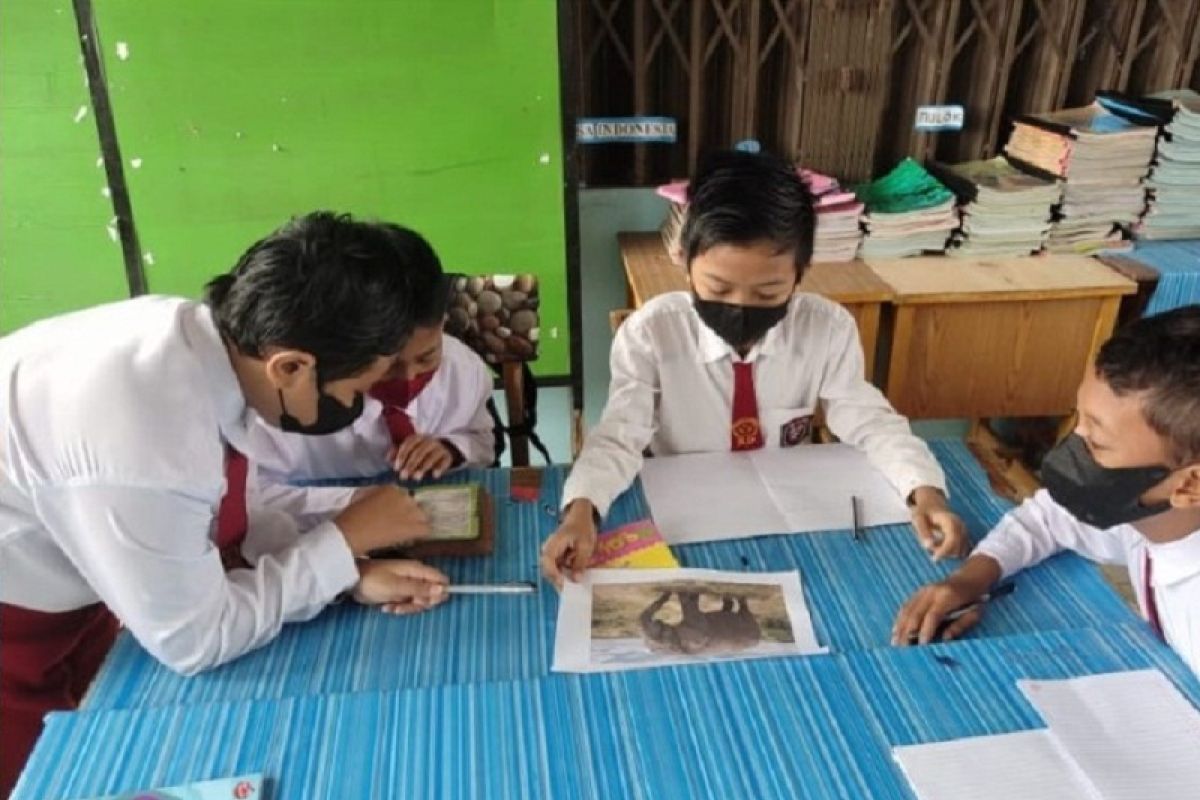 Keseruan siswa SD menggambarkan binatang dalam bahasa Inggris