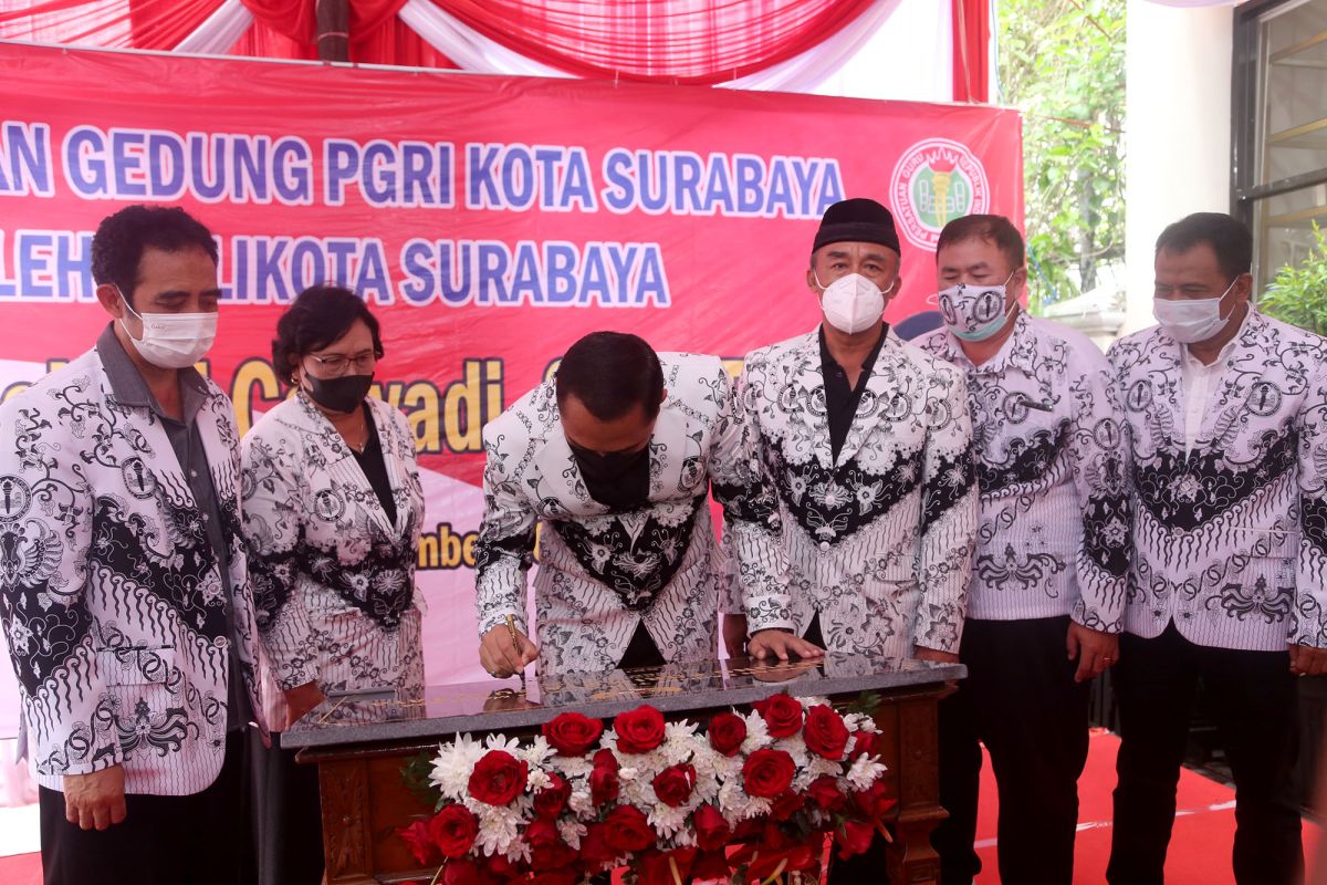 Wali Kota Eri ajak PGRI majukan pendidikan di Kota Surabaya