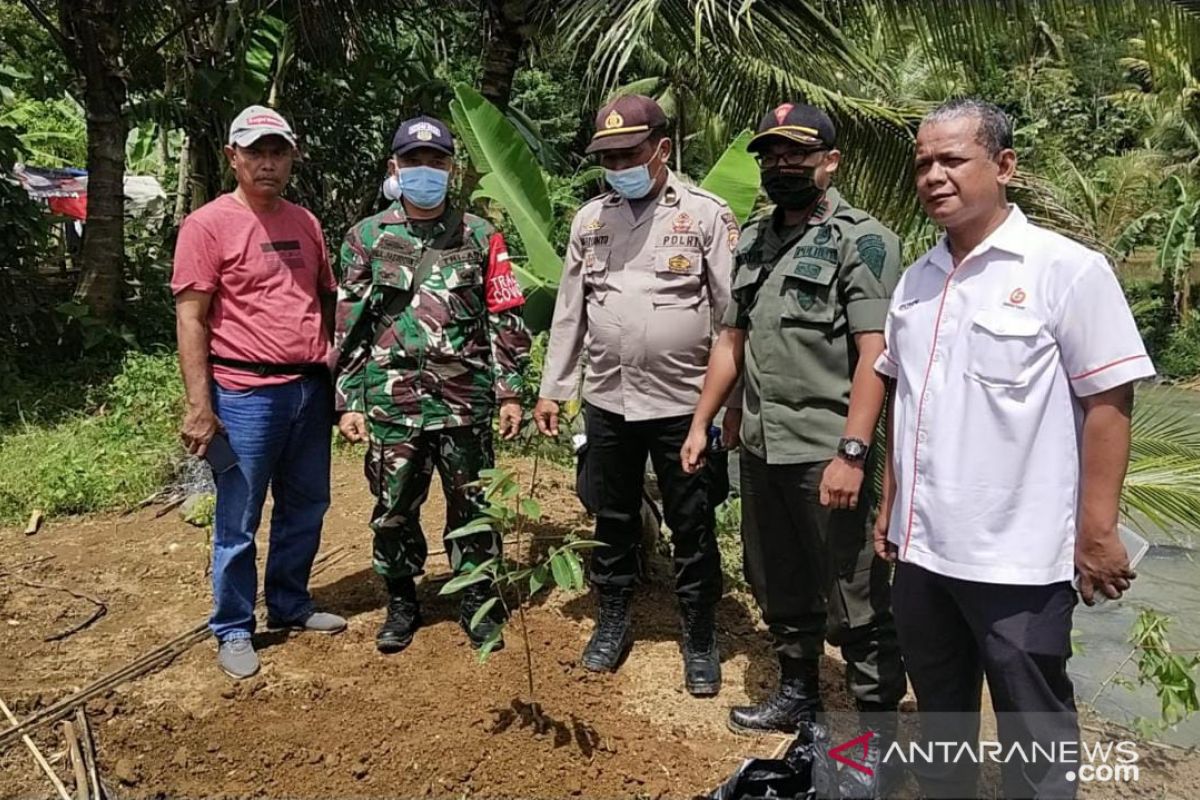 Polsek Muncang turut serta dalam penanaman pohon di bantaran DAS Ciujung