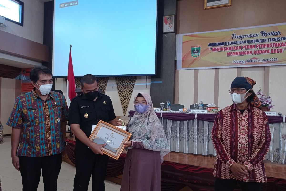 Pewarta ANTARA Sumbar  terima penghargaan Anugerah Literasi dari Pemprov Sumbar