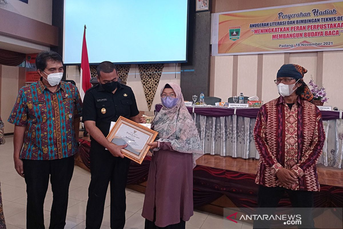 Pewarta ANTARA terima Anugerah Literasi dari Pemprov Sumbar