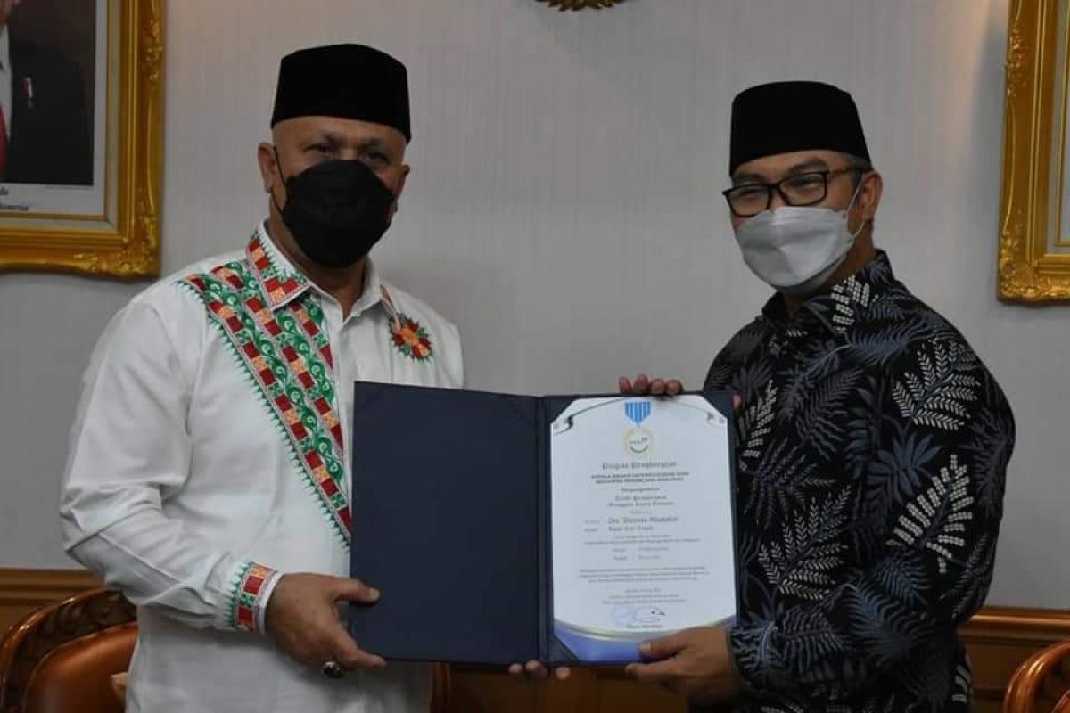 Bupati Shabela Abubakar terima Manggala Karya Kencana dari BKKBN