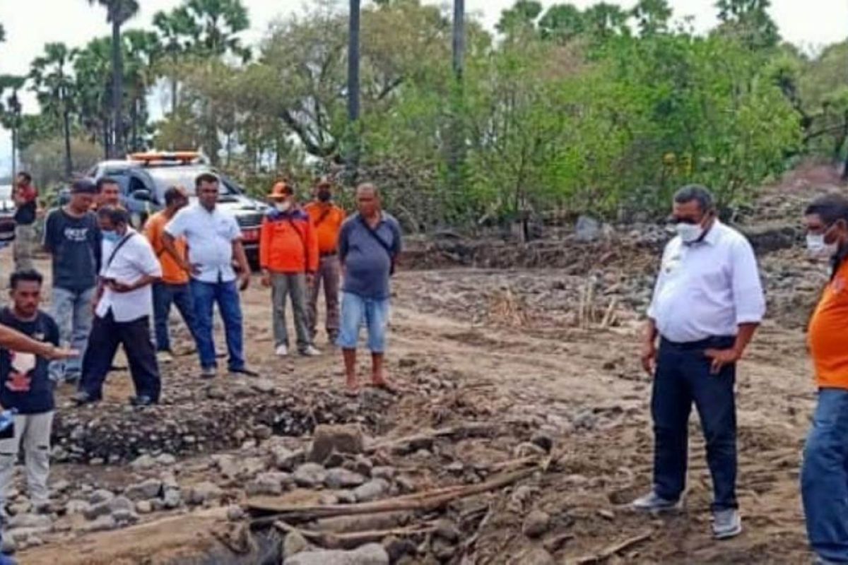 Antisipasi banjir lahar dingin, warga dua desa di Lembata diungsikan