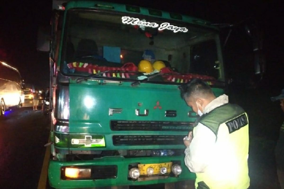 Mobil rombongan asal Riau tabrak truk di Batubara, 1 tewas 5 terluka