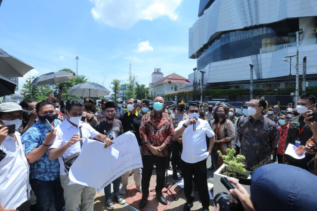 Moeldoko temui puluhan pengunjuk rasa Aksi Kamisan di Semarang