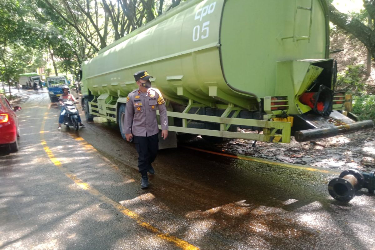 Ribuan liter minyak sawit tumpah di Lintas Gorontalo Utara