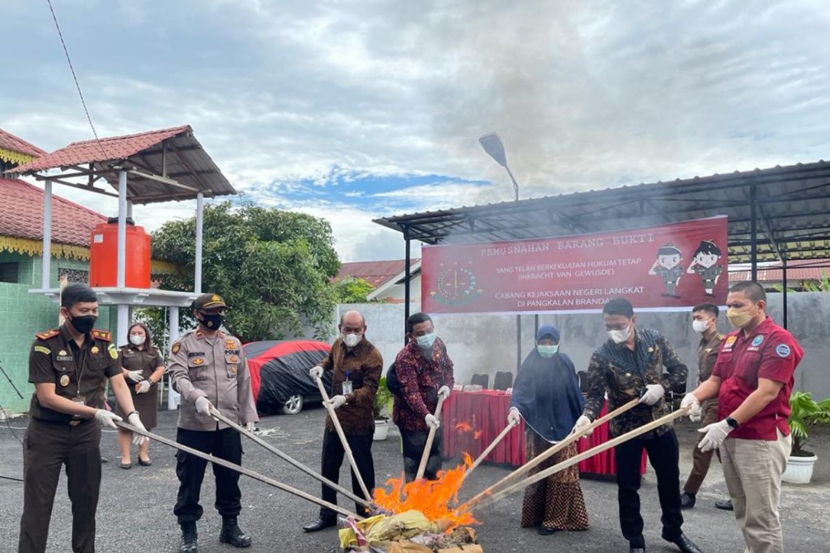 Cabang Kejaksaan Pangkalan Brandan musnahkan batang bukti 106 perkara