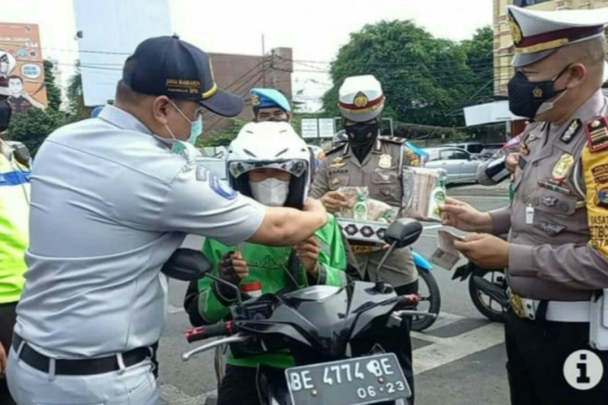 Jasa Raharja beri hadiah berupa helm untuk pengendara patuh berlalu lintas