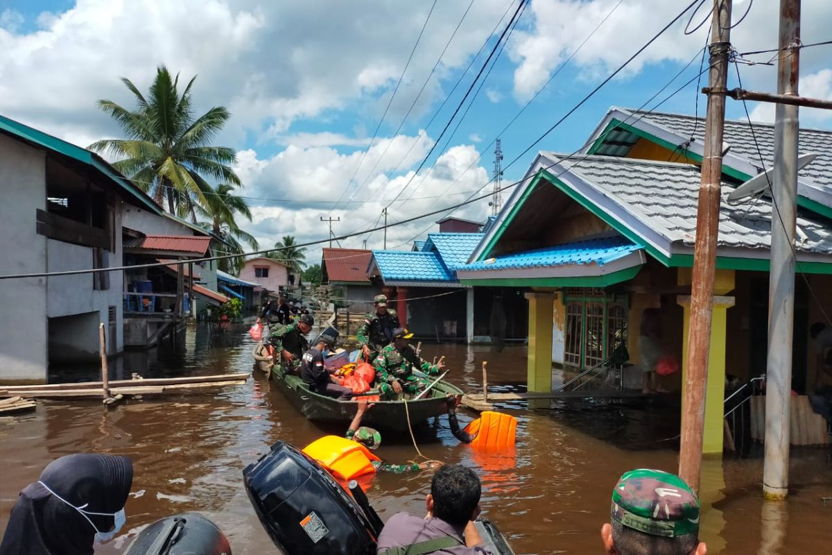 TNI dan Yayasan Budha Tzu CHI Indonesia bantuan korban banjir Kapuas Hulu