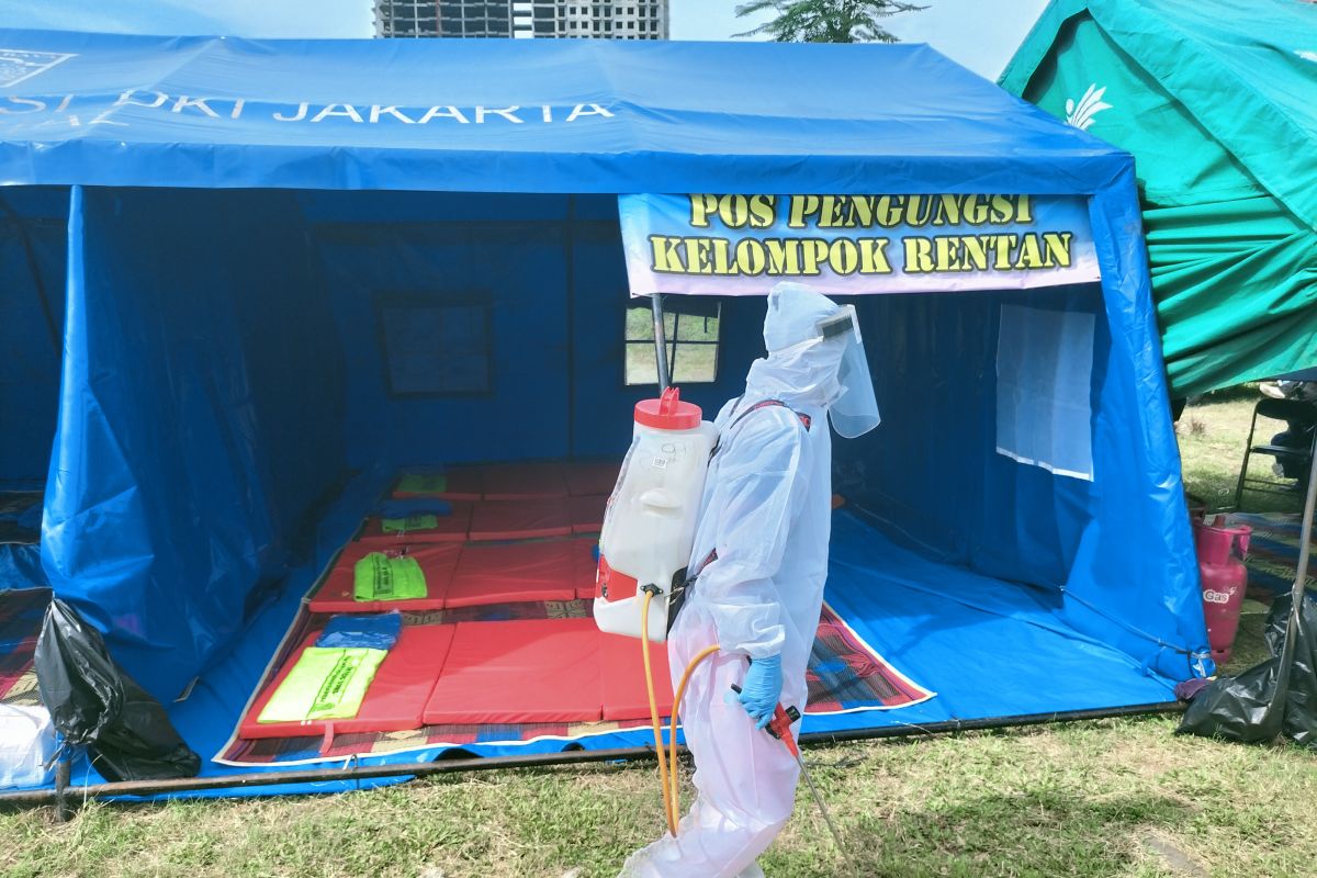 Tenda tempat pengungsi banjir disemprot disinfektan untuk hindari COVID-19