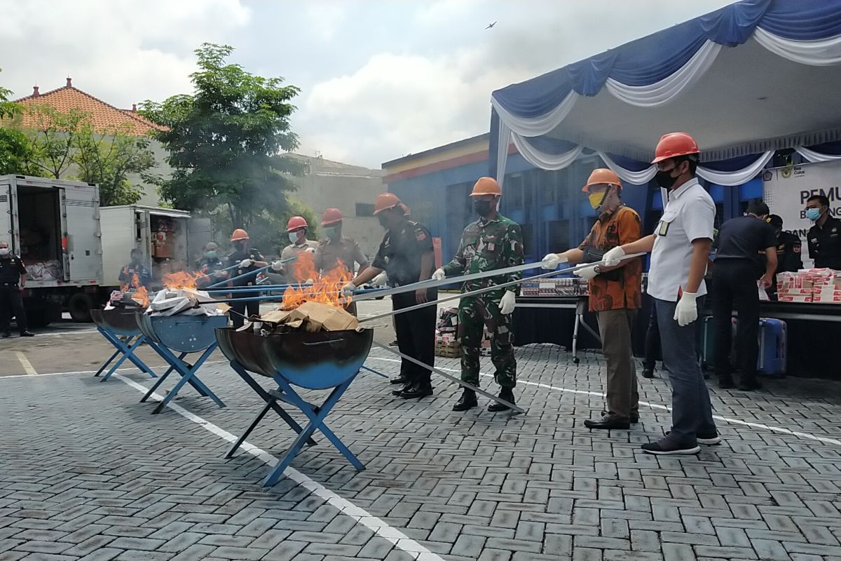 Bea Cukai Juanda ungkap barang ilegal didominasi HP dan rokok