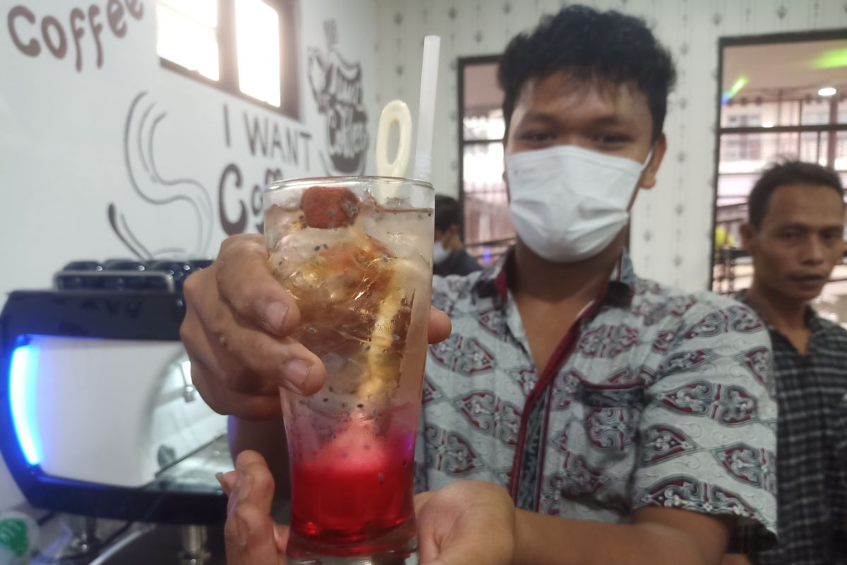 Penyandang sosial di Balai  Bahagia Medan sajikan minuman somboy