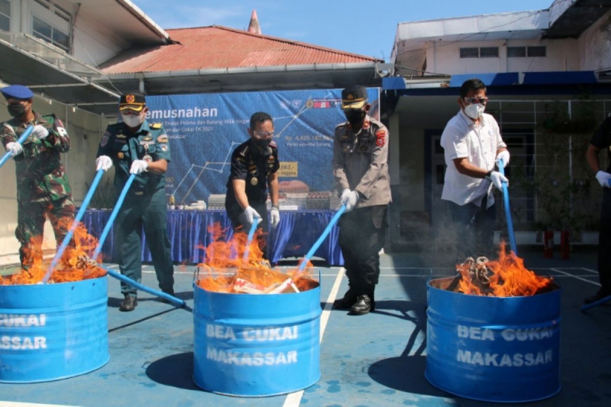 Bea Cukai Makassar memusnahkan sitaan jutaan rokok ilegal